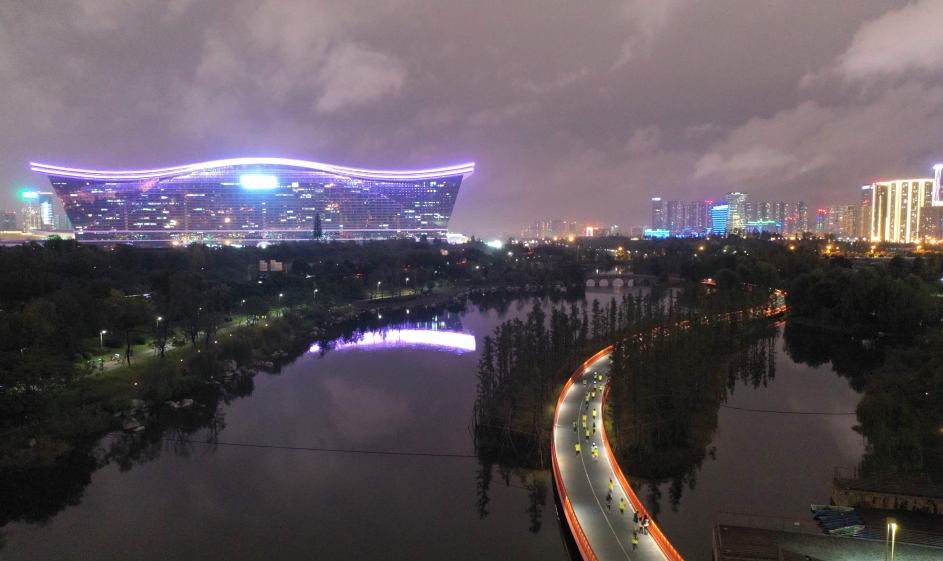 成都浪漫夜色绿道夜跑 夜幕下一道别样的风景线