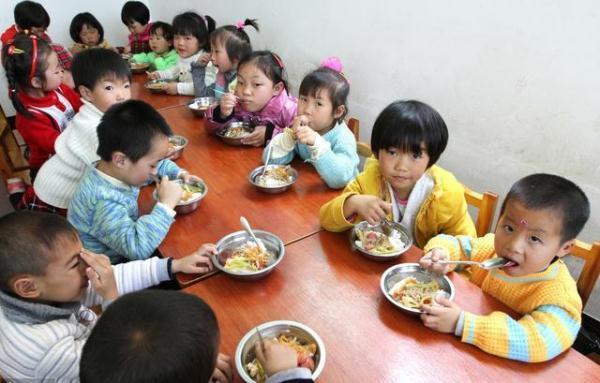 「光明网」孩子“妈妈，我口渴了”：父母的第一反应，决定了孩子的成长方向