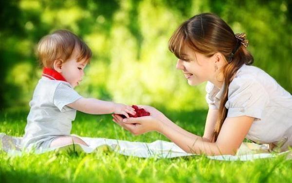 「光明网」孩子“妈妈，我口渴了”：父母的第一反应，决定了孩子的成长方向