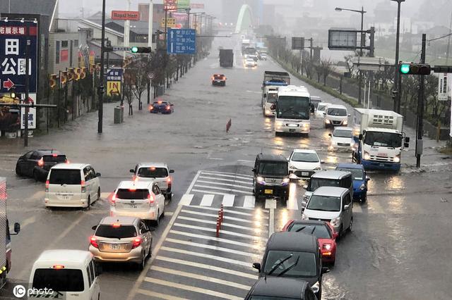 #环球网#日本台风灾区千叶县水漫街道 成田机场航班转降