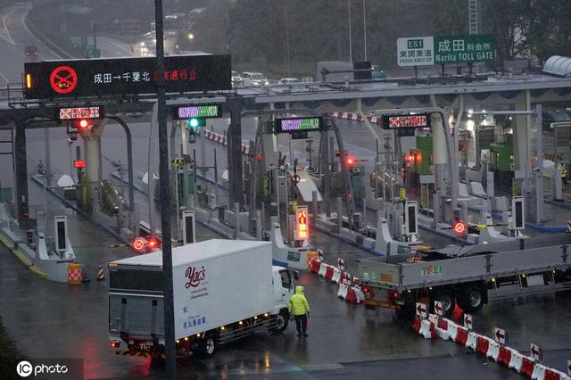 #环球网#日本台风灾区千叶县水漫街道 成田机场航班转降