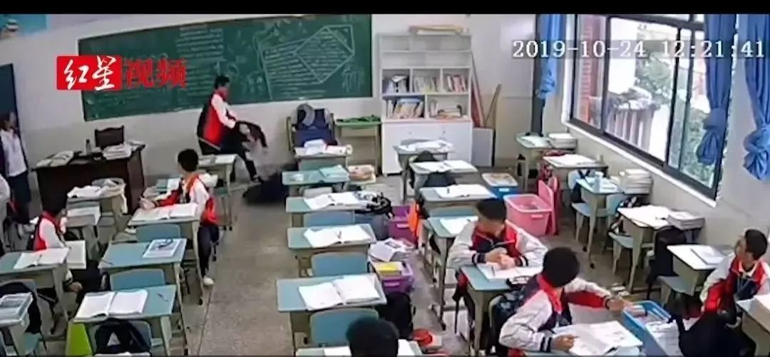 【文汇报】15岁学生用砖头猛砸老师头部数次，至其重伤住进ICU...警方：已刑拘