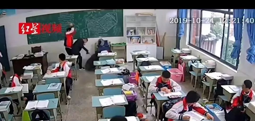 【文汇报】15岁学生用砖头猛砸老师头部数次，至其重伤住进ICU...警方：已刑拘