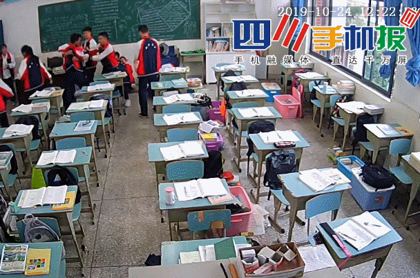 【文汇报】15岁学生用砖头猛砸老师头部数次，至其重伤住进ICU...警方：已刑拘