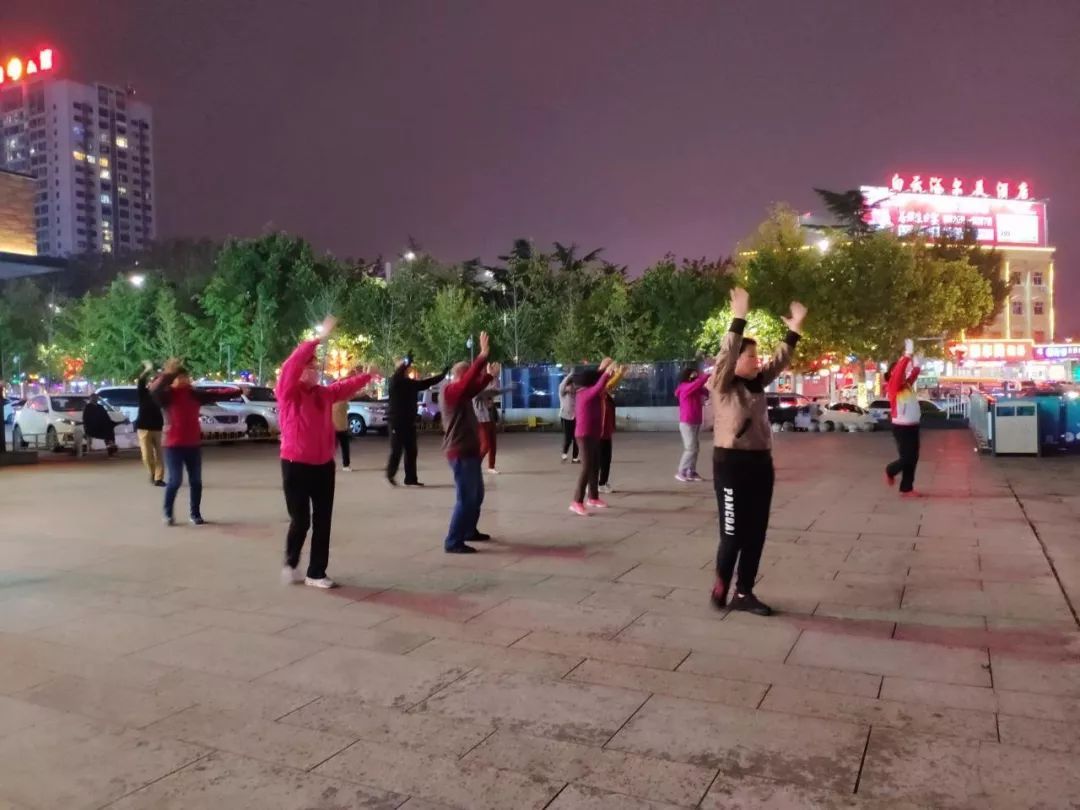 中国气象局：南北天气图鉴！南方暖春穿半袖 北方寒冬裹成球（多图预警）