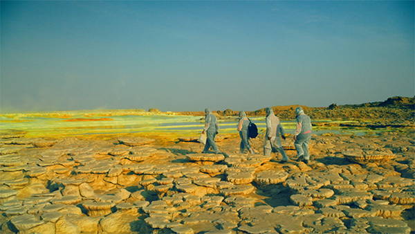 「澎湃新闻」纪录片《被点亮的星球》：生而为人的渺小和伟大