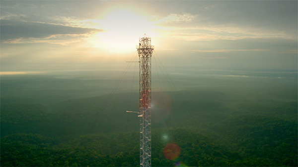 「澎湃新闻」纪录片《被点亮的星球》：生而为人的渺小和伟大
