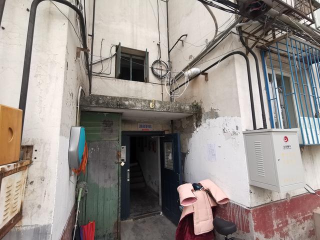 「新京报」通州梨园多个小区单元门损坏，居民生活难保“安全”