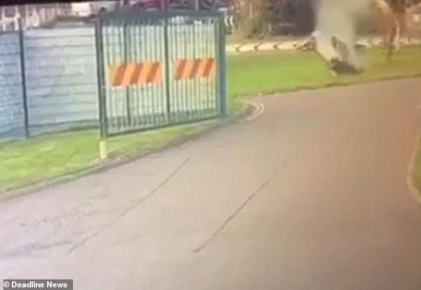 [光明网]一辆车突然从天而降在空中翻滚3圈后撞到地上，男司机竟然还幸存