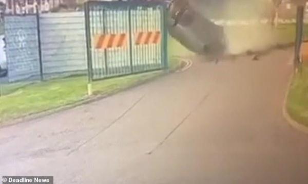 [光明网]一辆车突然从天而降在空中翻滚3圈后撞到地上，男司机竟然还幸存