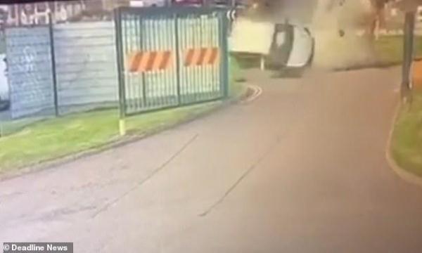 [光明网]一辆车突然从天而降在空中翻滚3圈后撞到地上，男司机竟然还幸存