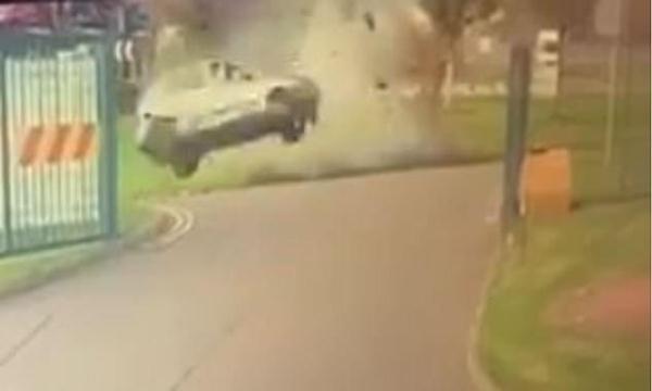 [光明网]一辆车突然从天而降在空中翻滚3圈后撞到地上，男司机竟然还幸存