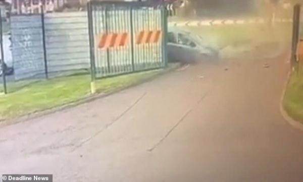 [光明网]一辆车突然从天而降在空中翻滚3圈后撞到地上，男司机竟然还幸存