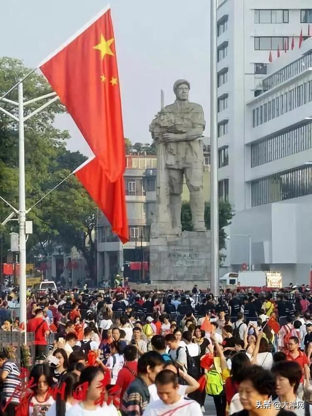中华路改名为解放路,广州解放纪念像在海珠广场中央落成