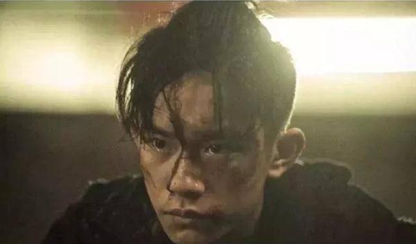 「光明网」千玺和周冬雨躺在床上这段戏，剧本里没有哭戏，千玺却动情的哭了