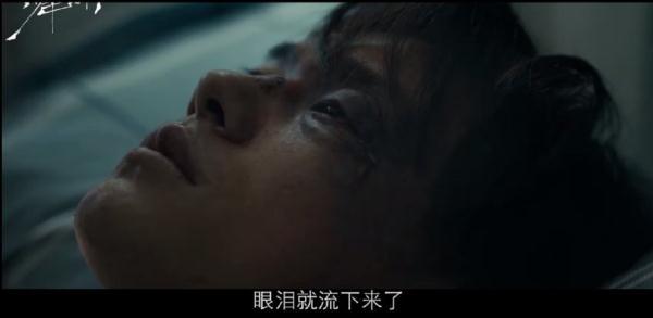 「光明网」千玺和周冬雨躺在床上这段戏，剧本里没有哭戏，千玺却动情的哭了