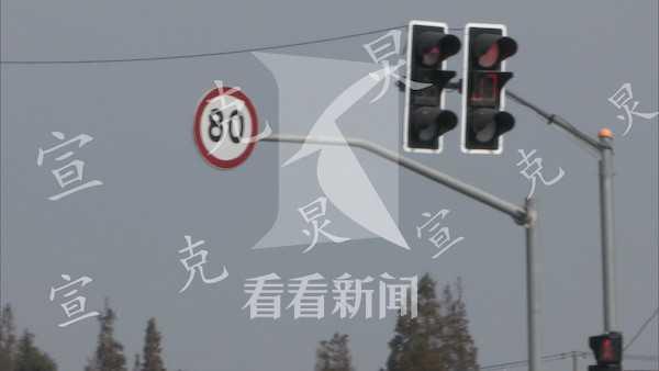 「看看新闻」大型车碾压自行车 骑车男子不幸身亡