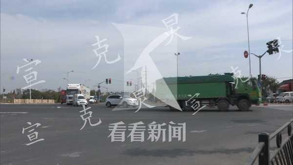 「看看新闻」大型车碾压自行车 骑车男子不幸身亡