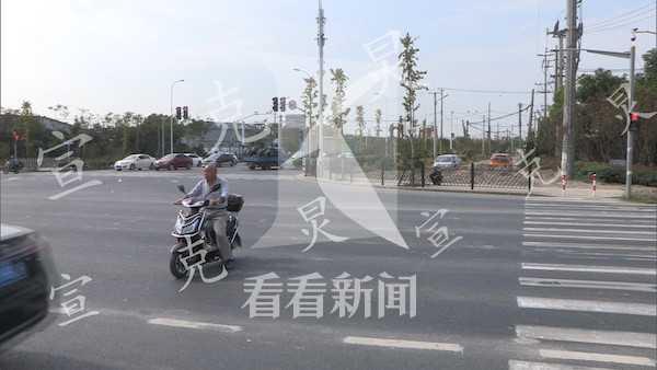 「看看新闻」大型车碾压自行车 骑车男子不幸身亡