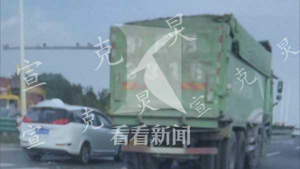 「看看新闻」大型车碾压自行车 骑车男子不幸身亡