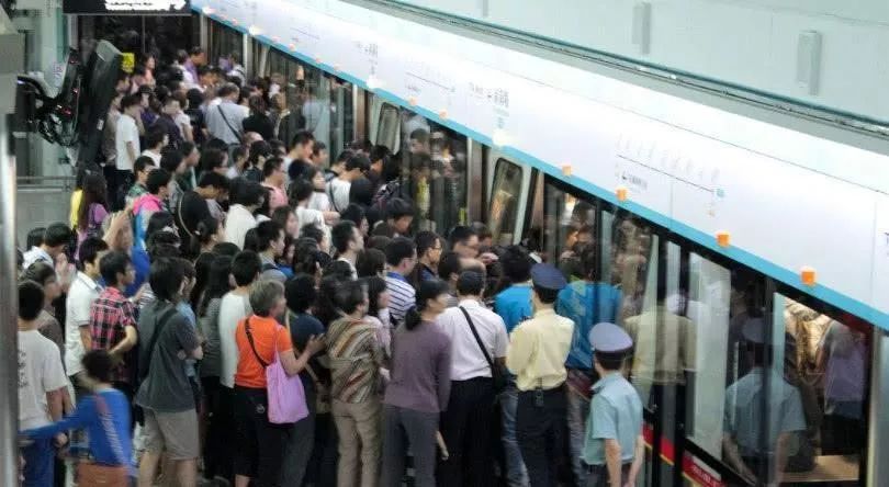 「中国之声」吃东西、手机公放……地铁低素质行为都被明令禁止！