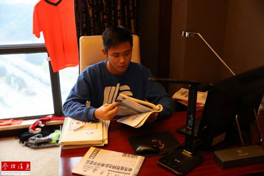 「参考消息网」在比赛之余 球员们每天都少不了这一项活动——