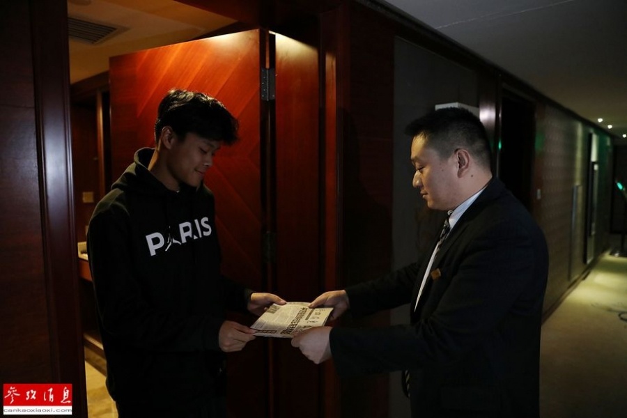 「参考消息网」在比赛之余 球员们每天都少不了这一项活动——