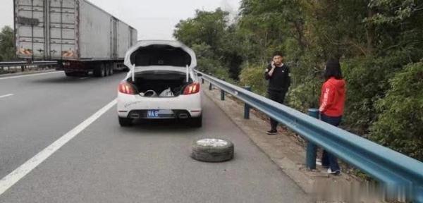 【光明网】赶飞机半路车坏心焦急，遇交警出手相助“带一脚”