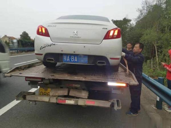 【光明网】赶飞机半路车坏心焦急，遇交警出手相助“带一脚”