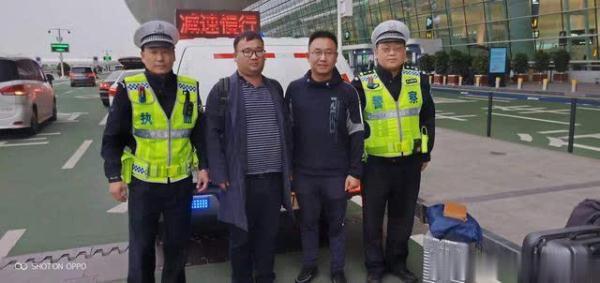 【光明网】赶飞机半路车坏心焦急，遇交警出手相助“带一脚”