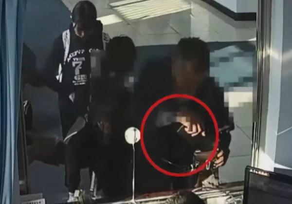 「光明网」损！女子捡到钱包拿了钱，还想把人家医保卡刷个精光
