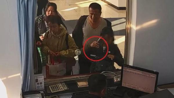 「光明网」损！女子捡到钱包拿了钱，还想把人家医保卡刷个精光