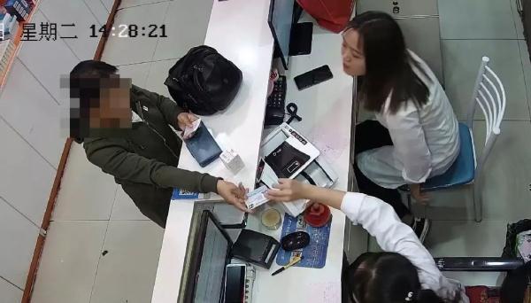 「光明网」损！女子捡到钱包拿了钱，还想把人家医保卡刷个精光