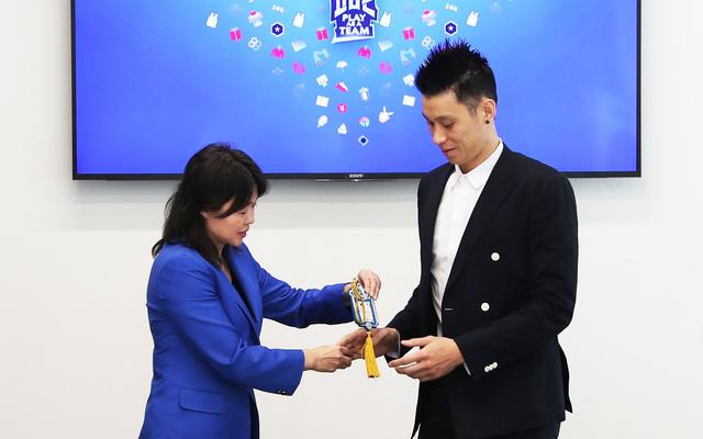 [新京报]首钢进行新赛季誓师大会，俱乐部高层为队员颁发令牌
