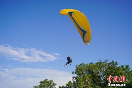 【中国新闻网】两人或为争滑翔伞着陆点空中相撞 日本一大学生遇难