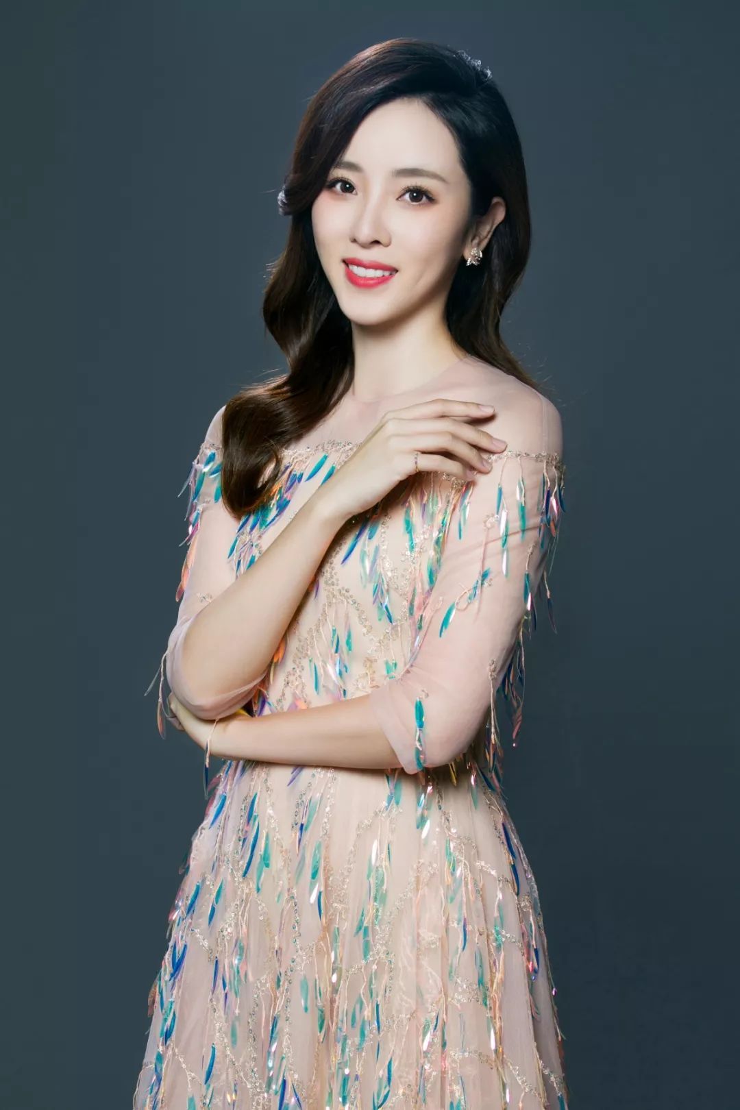 年轻女主持人2010年正式成为央视主持人2005年参加央视《挑战主持人》