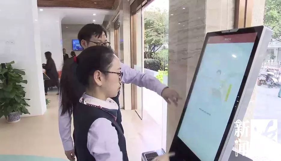 「新闻坊」划！划！划！沪上一男子在小区划花多辆车，竟是为了这个…