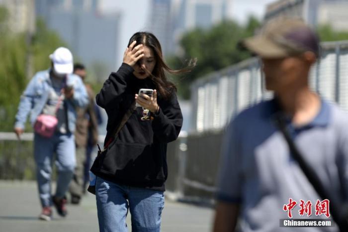 中国新闻网■北京遭遇入秋以来最强大风 沙尘致PM10浓度飙升