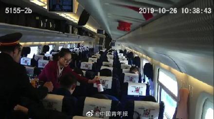 「光明网」乘客坐动车一口气买78瓶饮料，真相令人感动…………