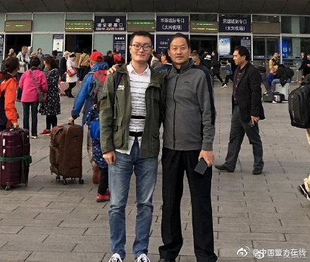 「光明网」用了将近2年时间等来了20多分钟的“团聚”，这张父子合照令人动容