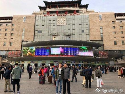 「光明网」用了将近2年时间等来了20多分钟的“团聚”，这张父子合照令人动容