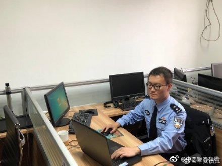 「光明网」用了将近2年时间等来了20多分钟的“团聚”，这张父子合照令人动容