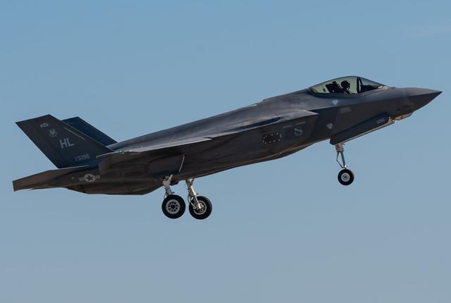 「环球网」美国空军6架F35跨越大西洋从西班牙返回美国