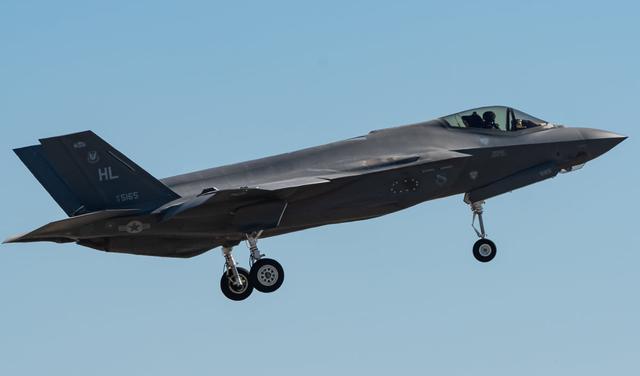 「环球网」美国空军6架F35跨越大西洋从西班牙返回美国