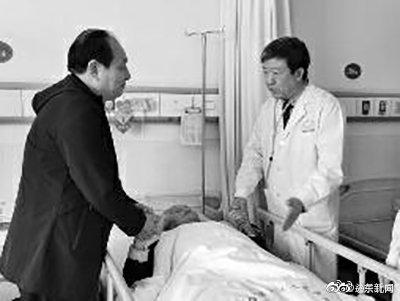 光明网@父亲在楼下抢救室去世，医生强忍悲痛上楼给患者做手术