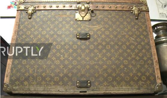 光明网：乌克兰老夫妇用百年历史LV箱子装玉米，俄媒：“奢侈的乡村生活”