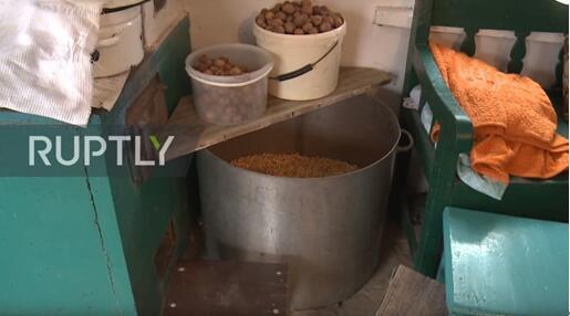 光明网：乌克兰老夫妇用百年历史LV箱子装玉米，俄媒：“奢侈的乡村生活”