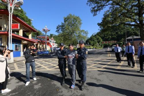 「光明网」中国警方抓获越南国际红通在逃毒贩黄某某并移交越方