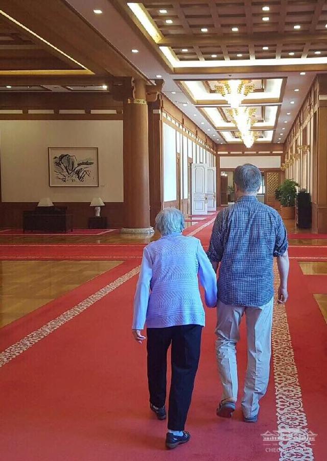 「环球网」九旬母亲病危，文在寅再向“釜山行”，韩媒今早曾误报其母离世消息