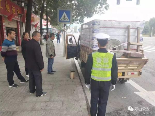 [光明网]三轮抛锚熄火 交警徒手推车受好评
